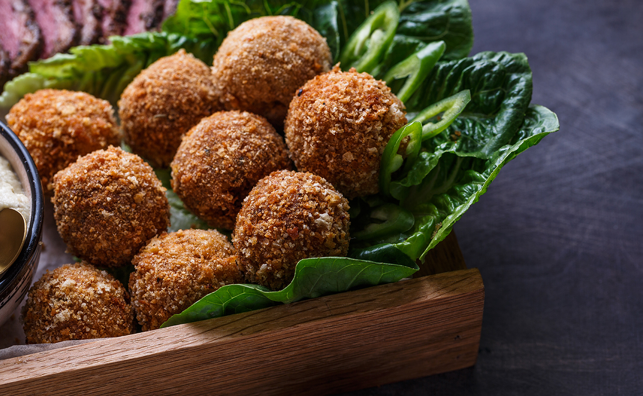 falafel-balls-on-a-romano-leafs-in-a-wooden-box-LHK27MS