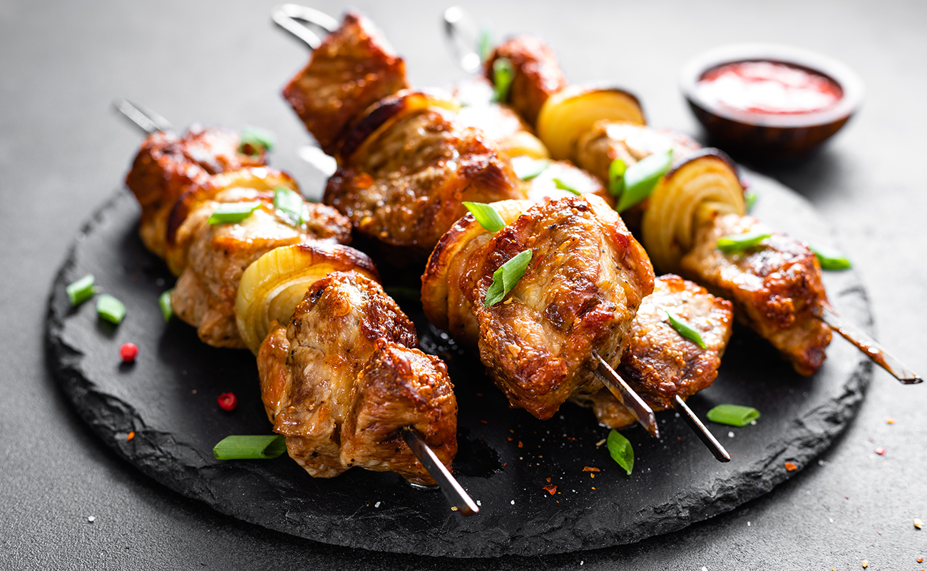 grilled-meat-skewers-shish-kebab-on-black-backgrou-68CPGYB