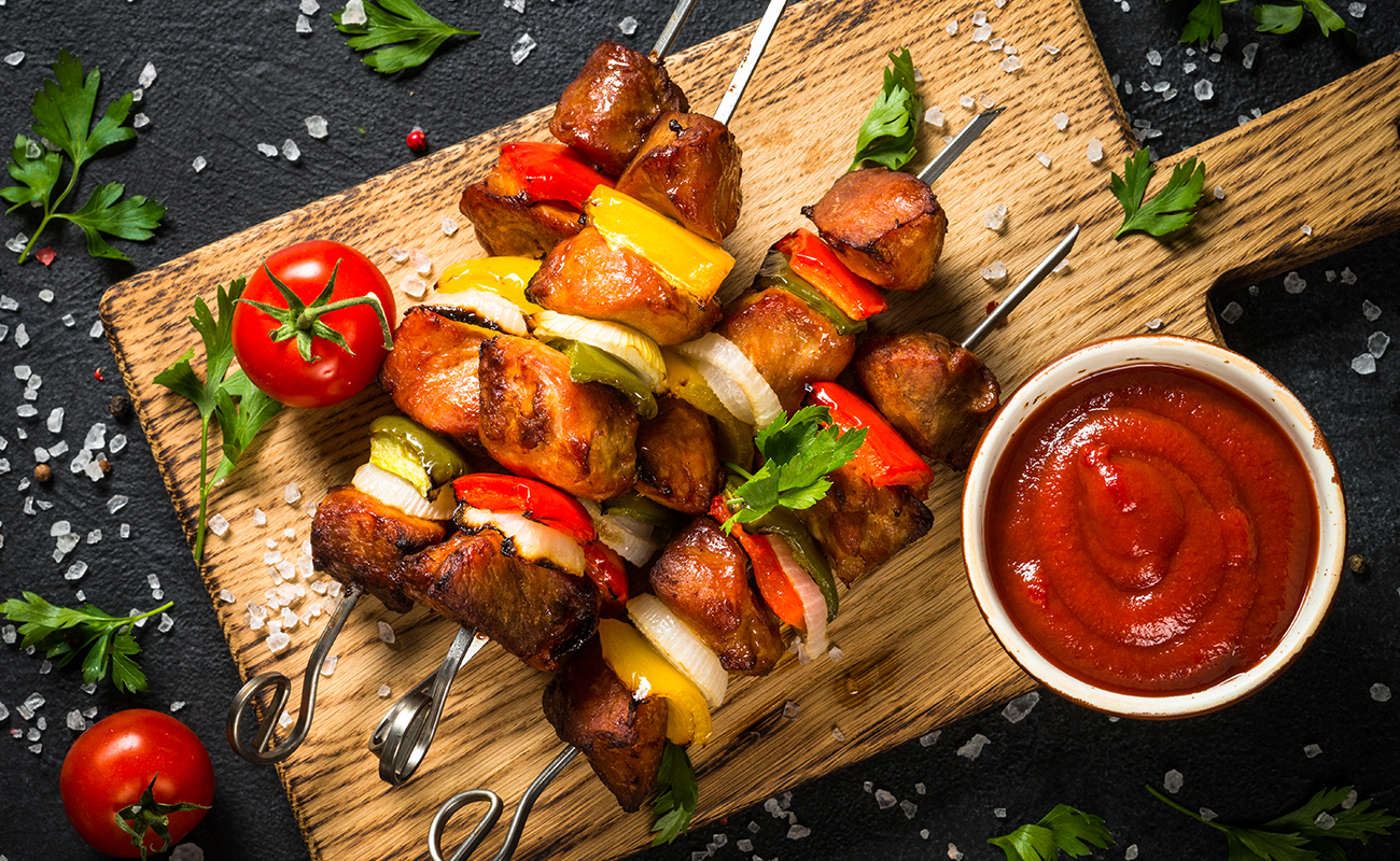 shish-kebab-at-skewers-with-vegetable-LT7PC4X